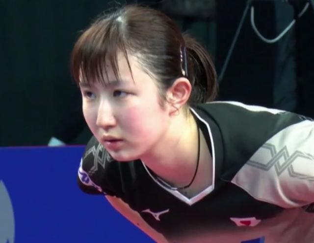 媒体日花絮：萨利巴激情亲吻阿森纳队徽